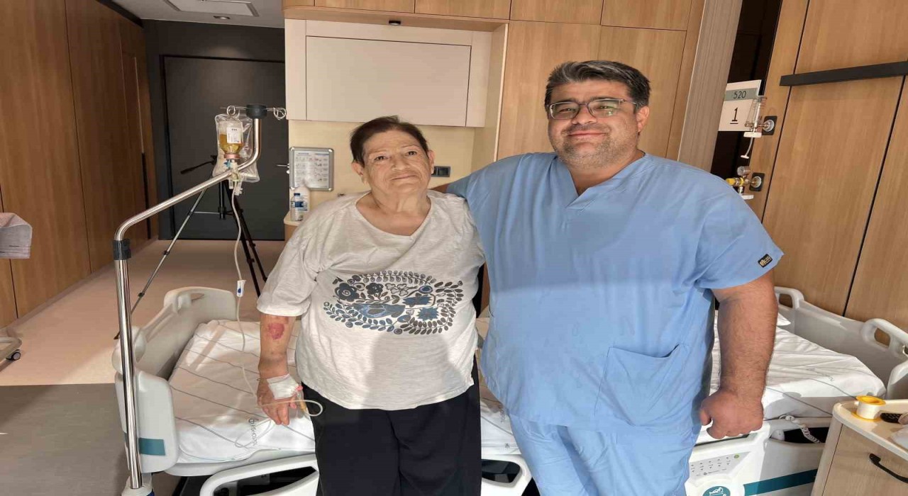 Yaşlı kadın omurga kırığı ameliyatı sorası yeniden yürümeye başladı