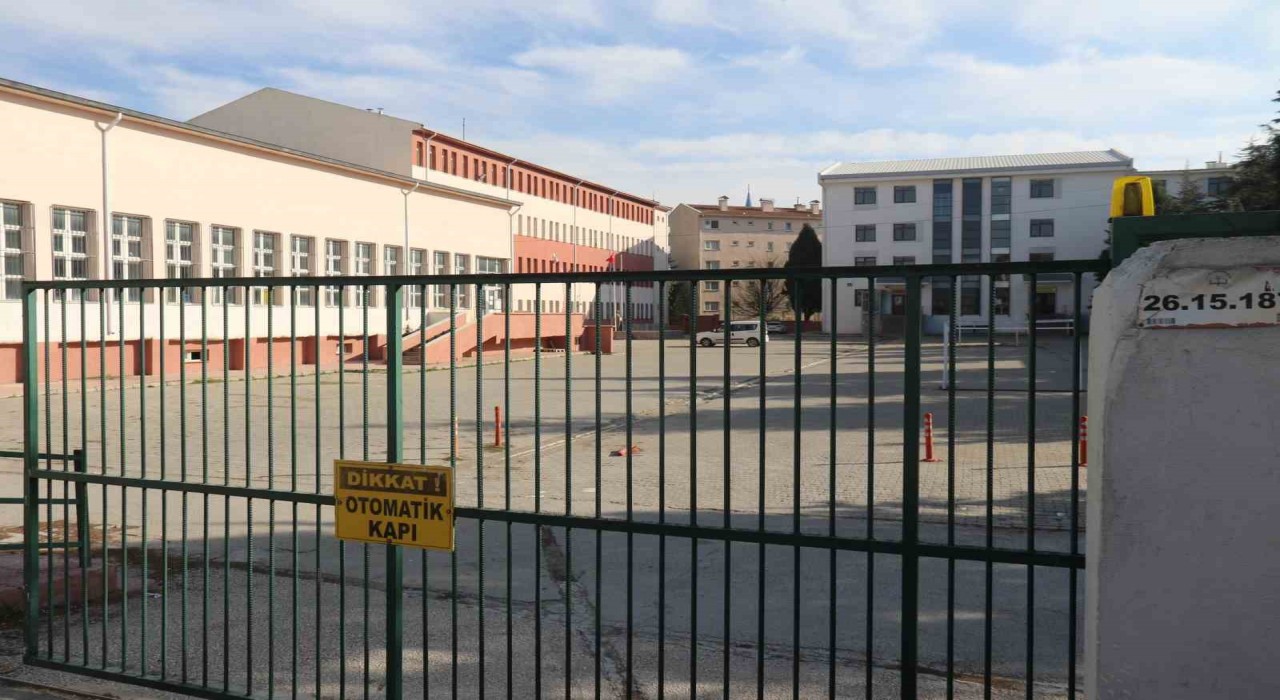 Yediği gıdadan zehirlenen lise öğrencisi hastaneye kaldırıldı