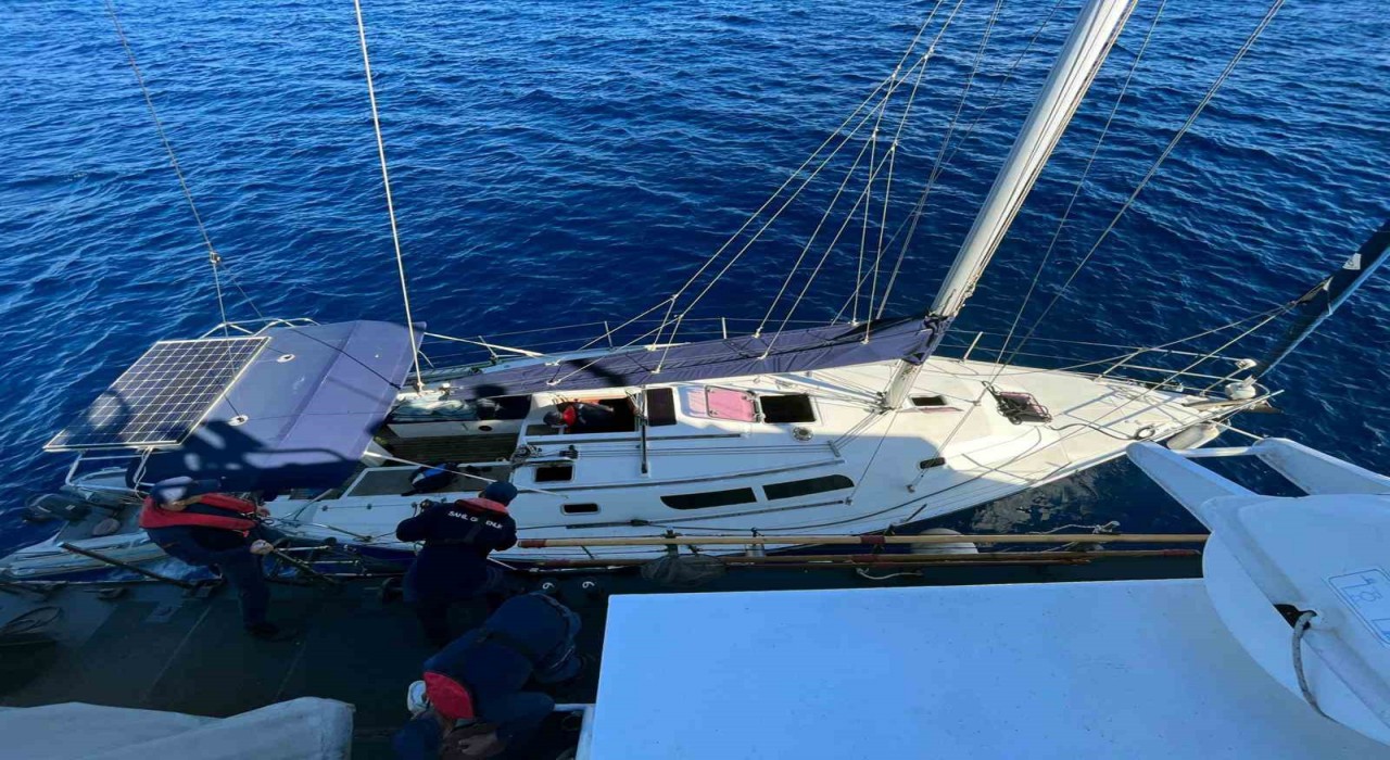 Yelkenli teknede 22 düzensiz göçmen ve bir göçmen kaçakçısı yakalandı