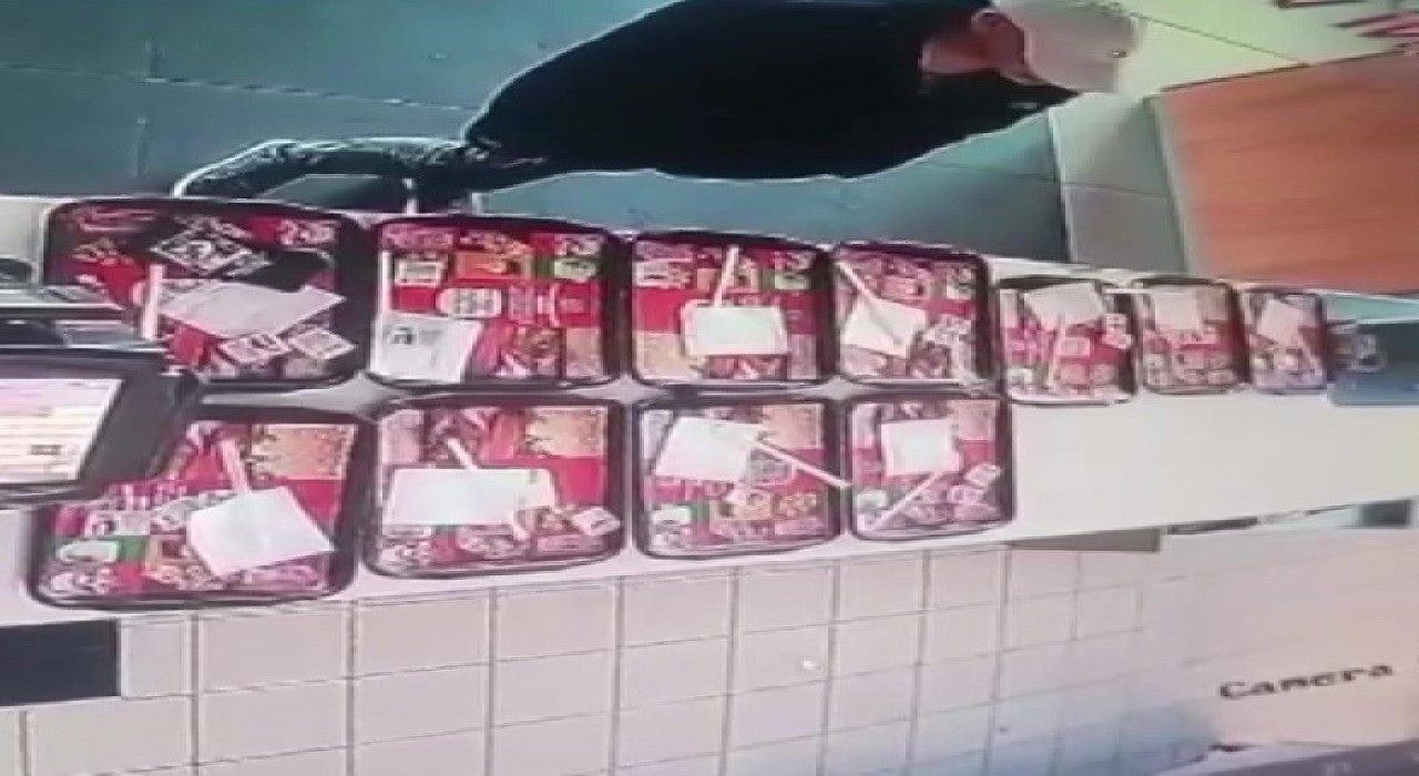 Yemek tepsisindeki cep telefonunu böyle çaldı