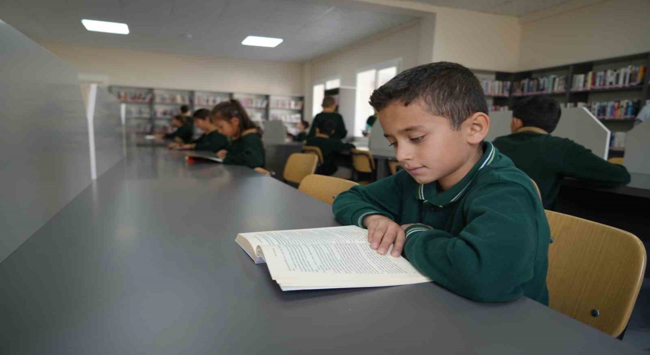 Yenilenen kütüphane çocukların renkli dünyası oldu