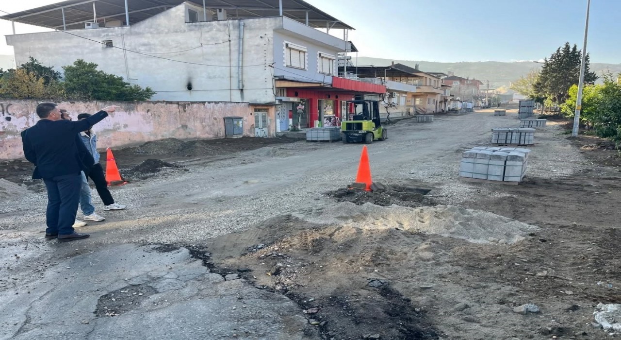Yenipazarda yol ve kaldırım çalışmaları sürüyor