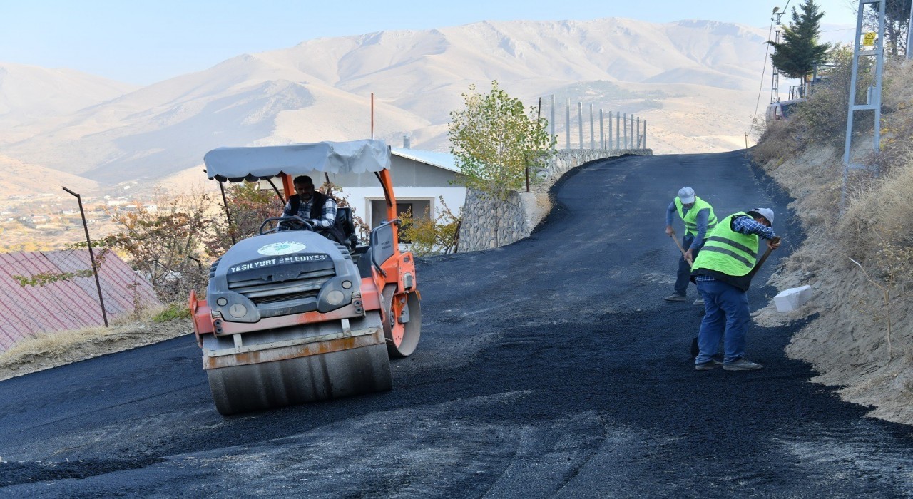 Yeşilyurt Belediyesi, Banazının yollarını yeniliyor