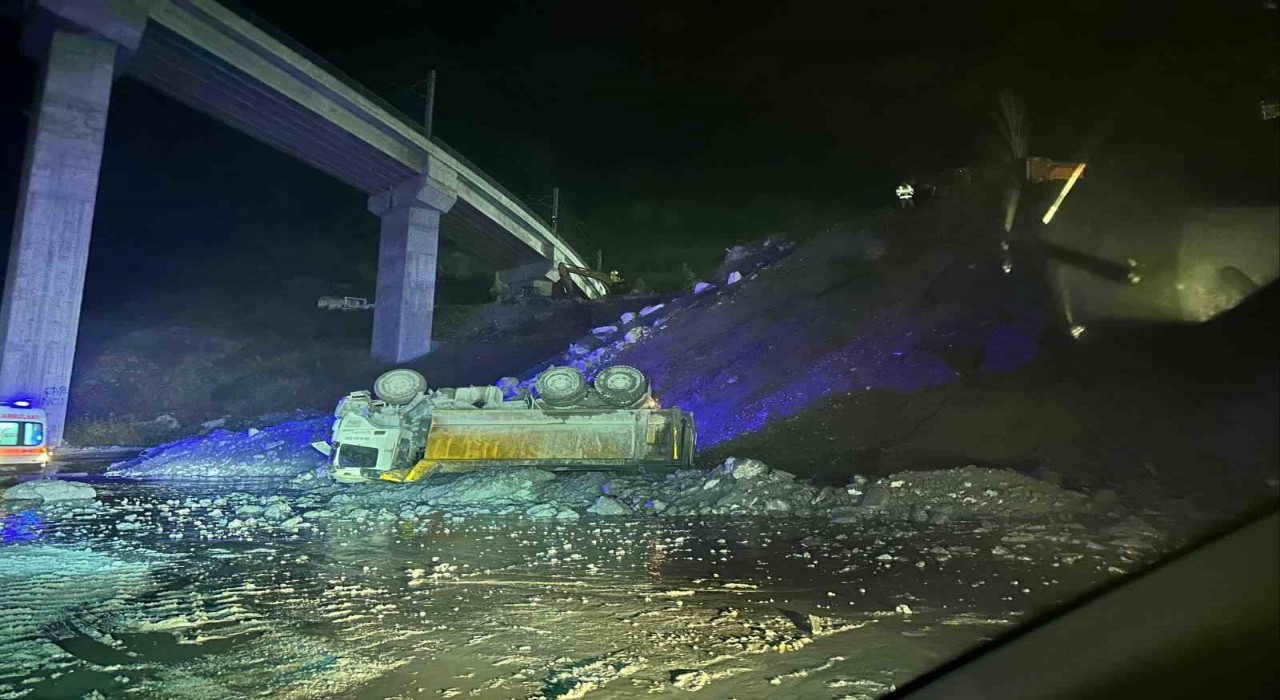 YHT şantiyesinde 15 metre yükseklikten devrilen kamyonun sürücüsü ağır yaralandı