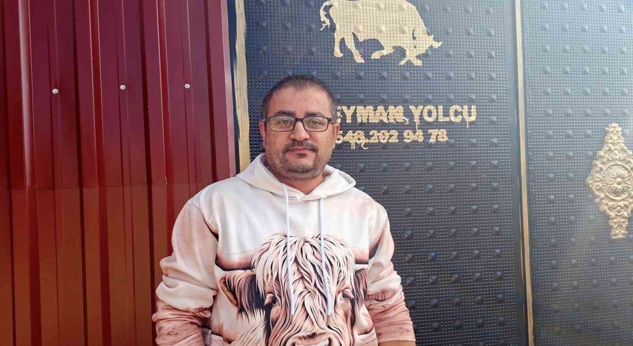 Yolda gördüğü zehirli yılanı elleriyle yakaladı