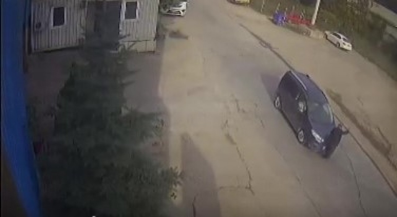 Yolun karşısına geçmek isteyen yaşlı adama aracın çarpma anı kamerada