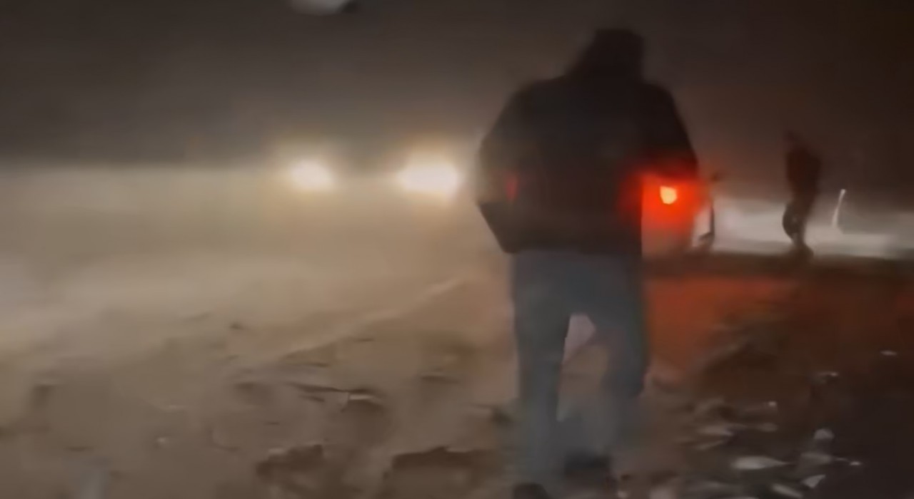 Yüksekova-Şemdinli kara yolunda tipi ve fırtınada mahsur kalanları ekipler kurtardı