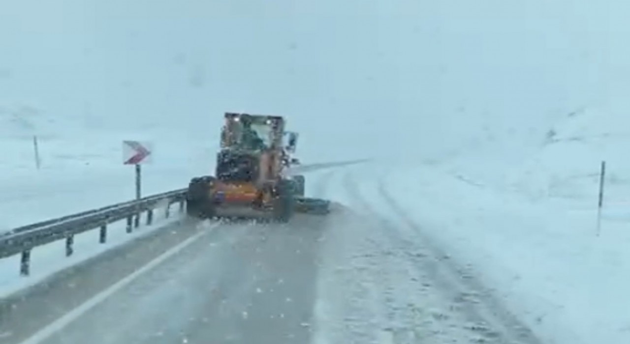 Yüksekovada Karayolları ekipleri, karla mücadele çalışması yaptı