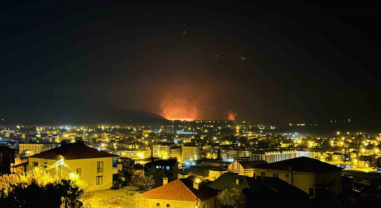 Yüksekovada kuş cenneti olan Nehil Sazlığı yanıyor: Yangın tüm ilçeden görüldü