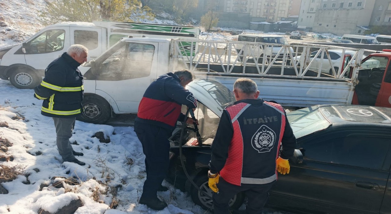 Yüksekovada seyir halindeki otomobil yandı