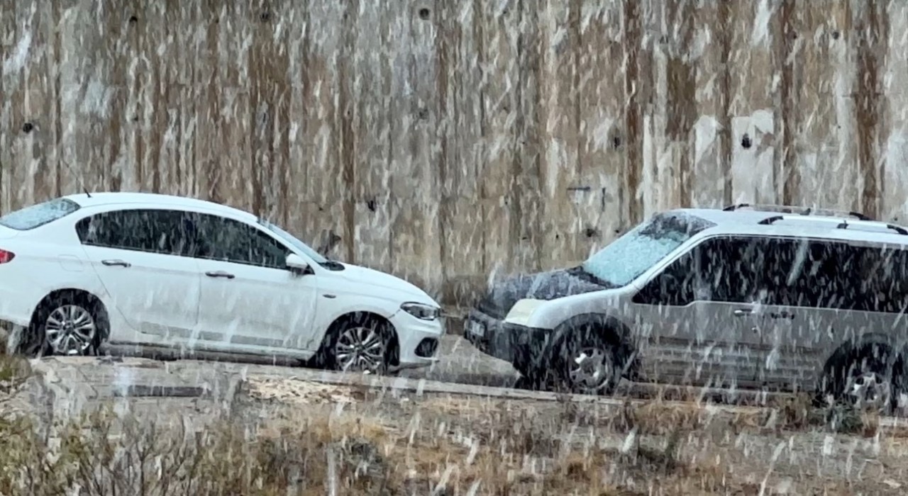 Yüksekovada yoğun kar yağışı: Sınırda bulunan Çobanpınar köyünün yolu karla kaplandı