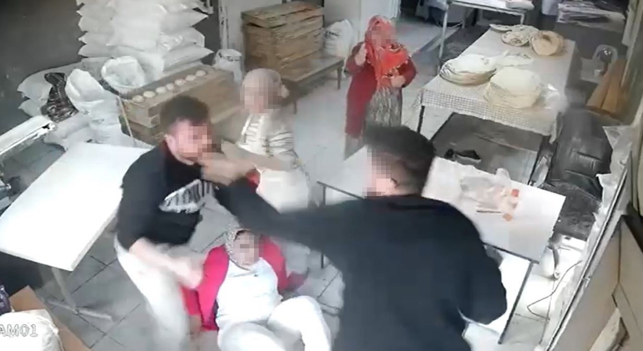 Yumruk yumruğa borç kavgasında kadın yerlerde sürüklendi