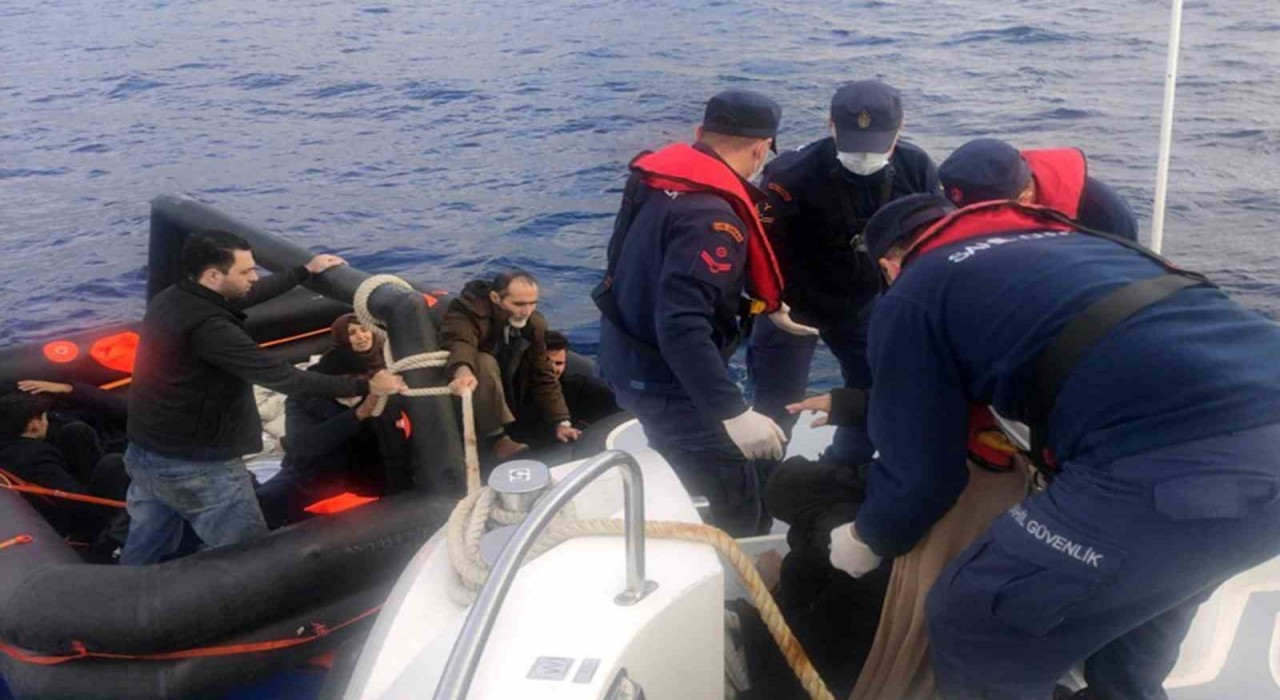 Yunanistan, 8i çocuk 20 düzensiz göçmeni ölüme terk etti