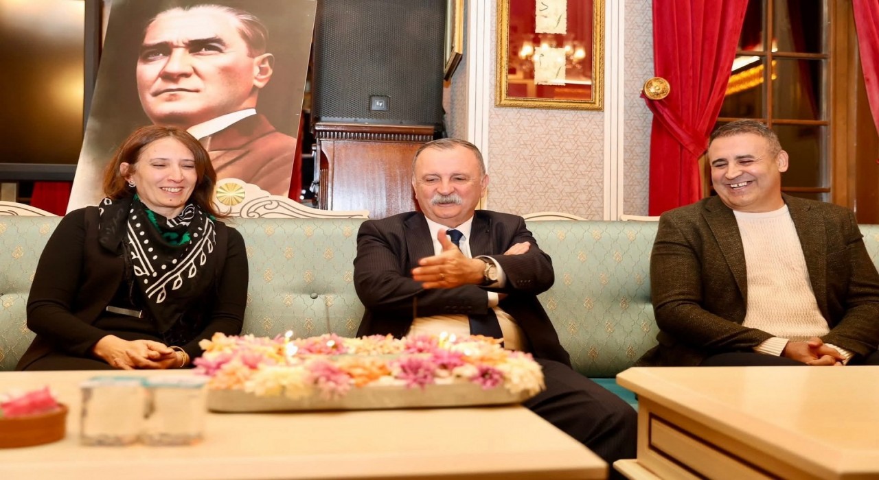 Yunusemre Belediyespordan Başkan Balabana sürpriz kutlama