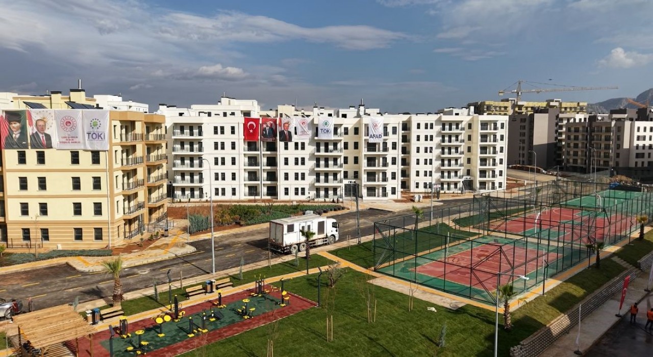 Yuvasına kavuşan depremzede vatandaş: Evi gezdik çok güzel, hayallerimizin ötesinde