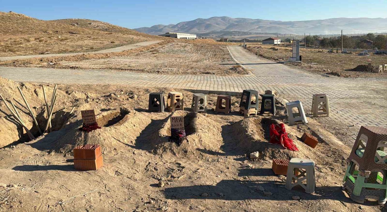 Zehirlenerek ölen anne ve 2 çocuğunun yan yana defnedildiği mezarlar görenlerin için sızlattı
