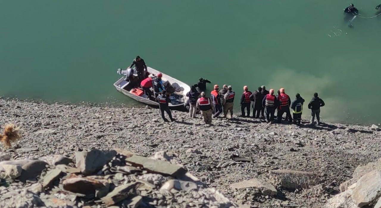 Zernek Barajına araç uçtu: 2 ölü