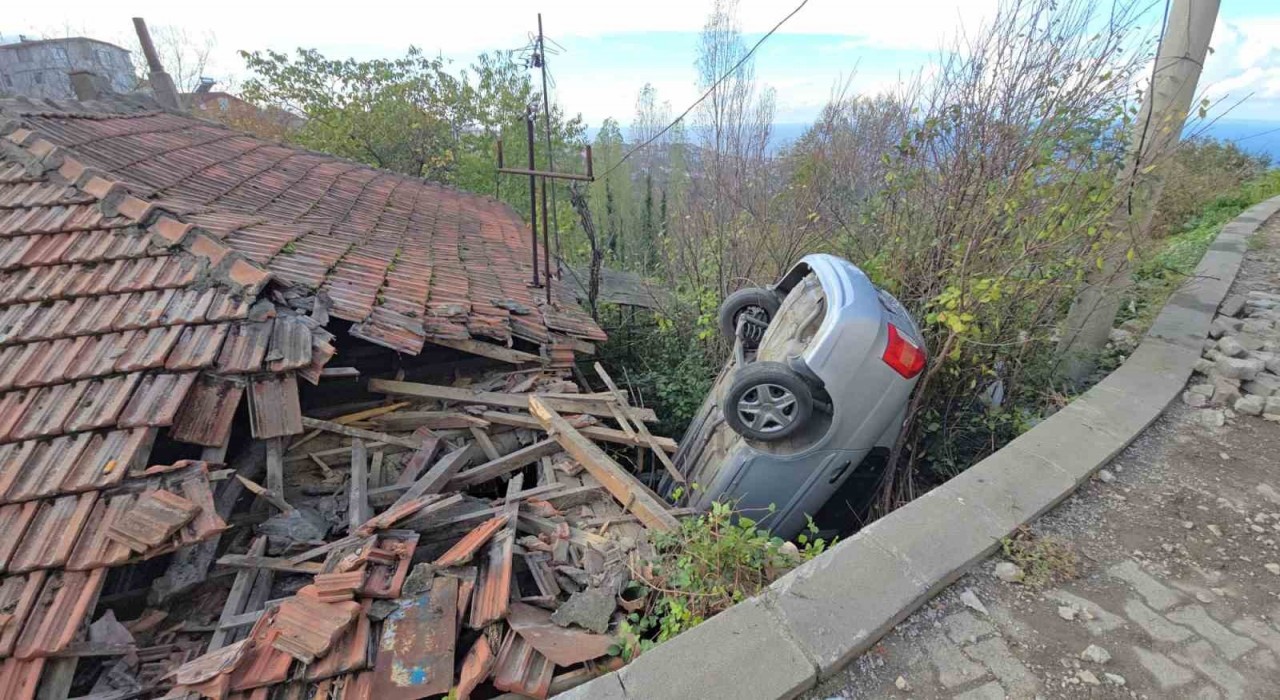 Zonguldakta kontrolden çıkan otomobil evin çatısına uçtu
