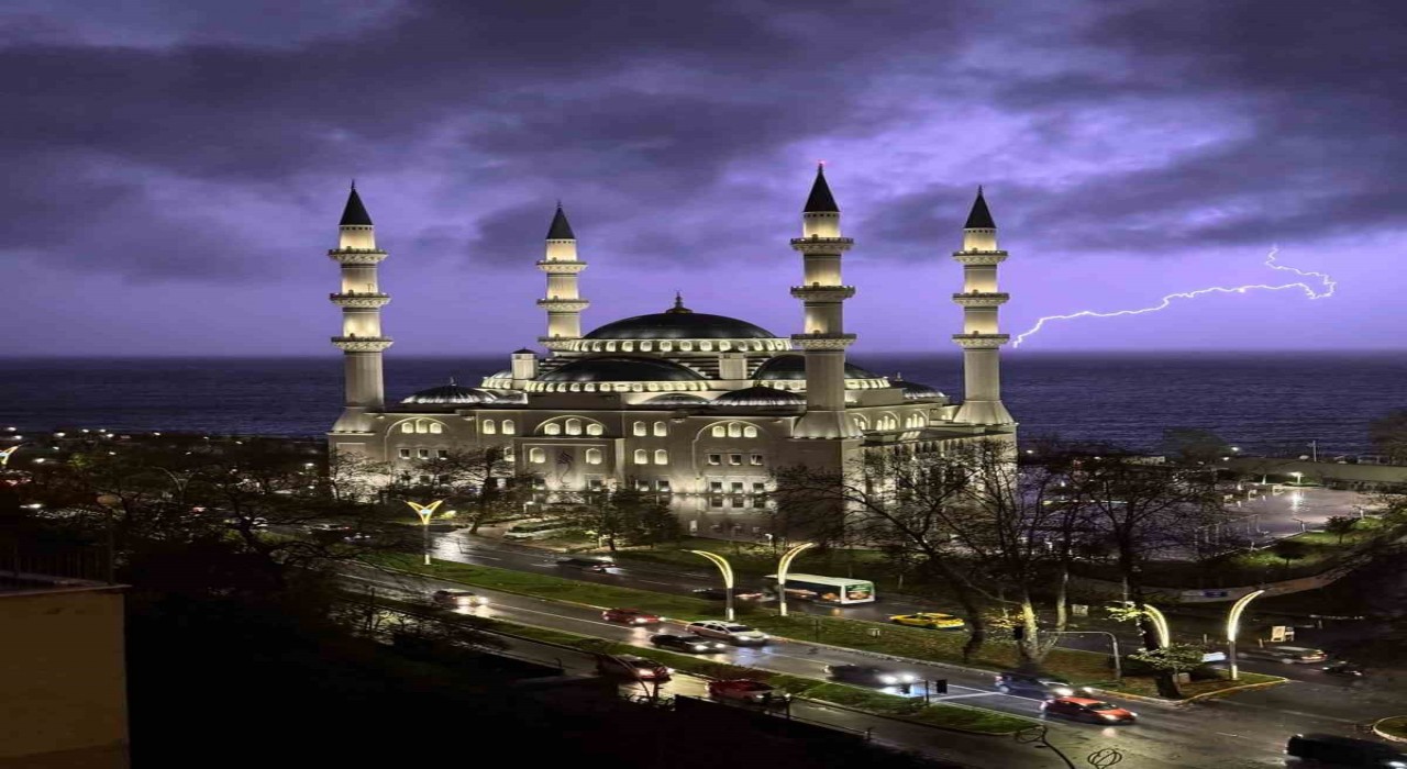 Zonguldakta şimşekler geceyi aydınlattı