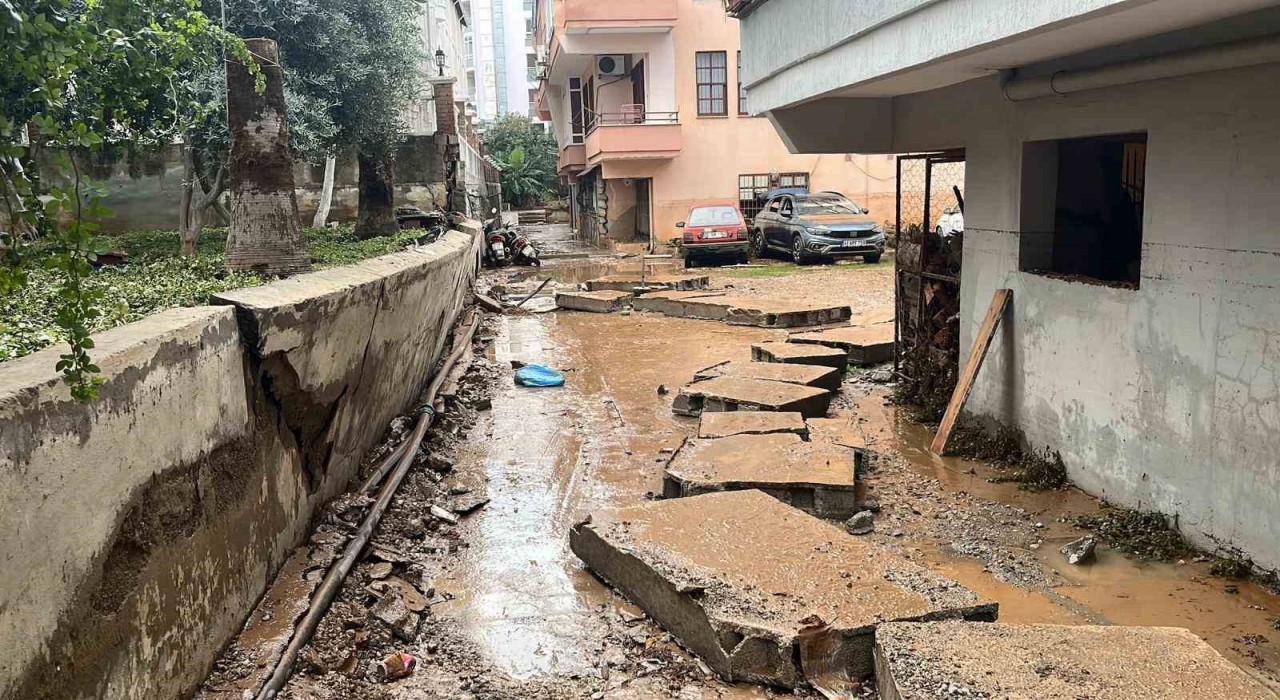 15 dakikalık yağmur Alanyayı felç etti zararın boyutu ertesi gün ortaya çıktı