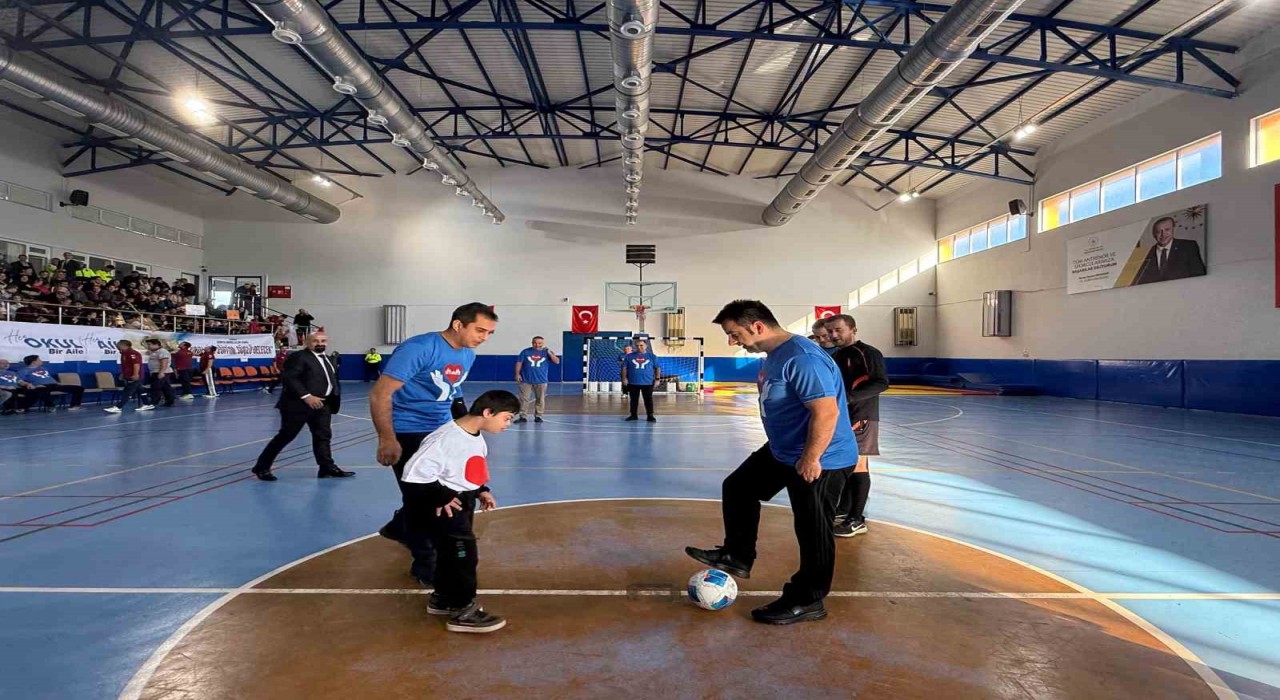 3 Aralık Dünya Farkındalık Günü Gazipaşada özel öğrencilerin katılımıyla kutlandı