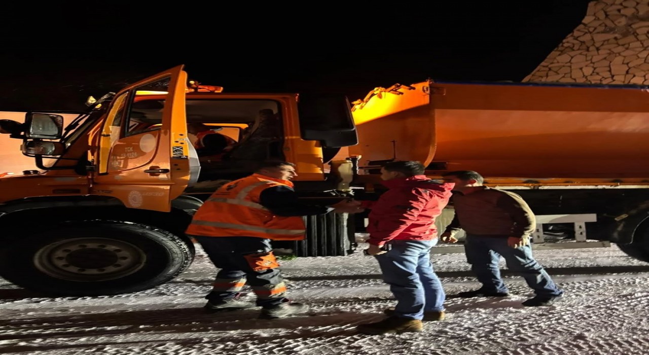 3 bin rakımlı Karabet Geçidinde kar yağışı etkili oldu