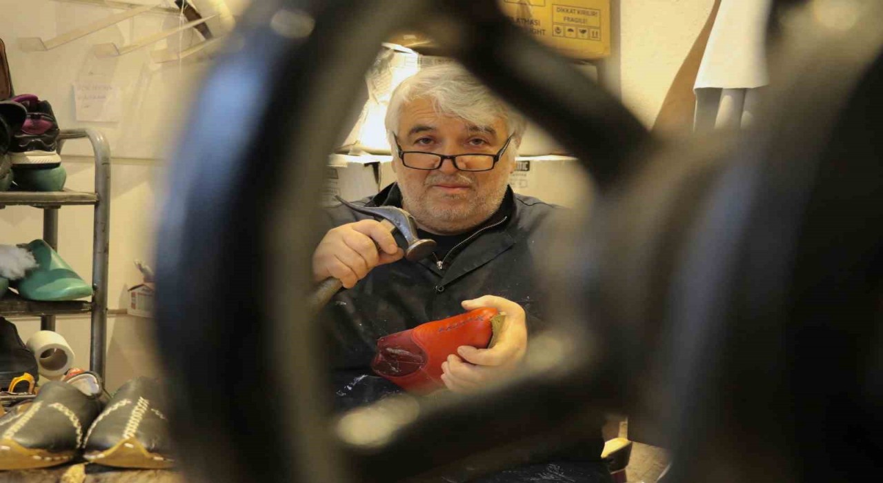 38 yıldır ilmek ilmek işleyerek mesleğini yaşatmaya çalışıyor