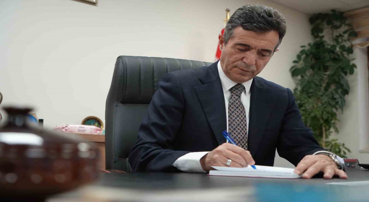 40 yıl önce mezun olduğu okula müdür olarak döndü: Bayburtlu eğitimci şimdi hatıra defteri tutuyor