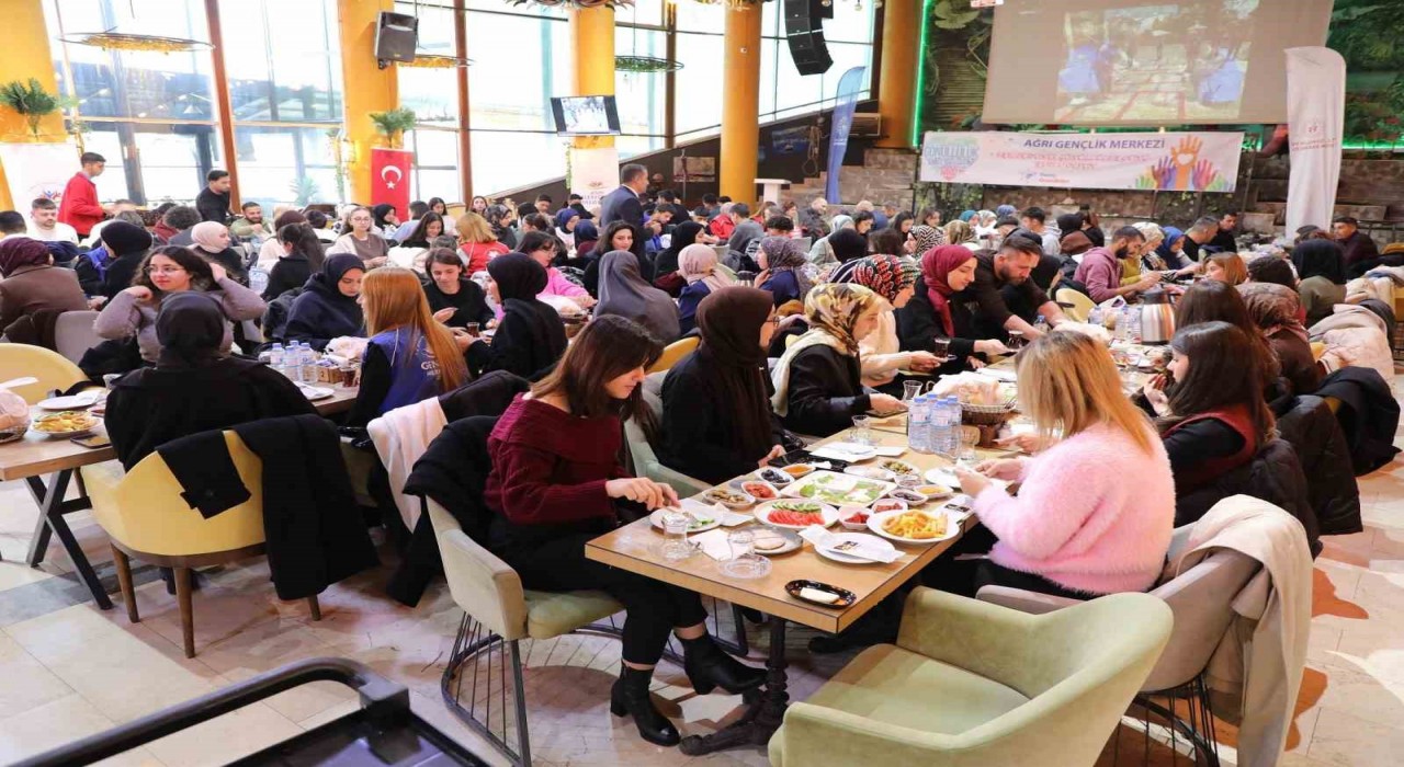 5 Aralık Dünya Gönüllüler Gününde genç gönüllüler kahvaltıda buluştu