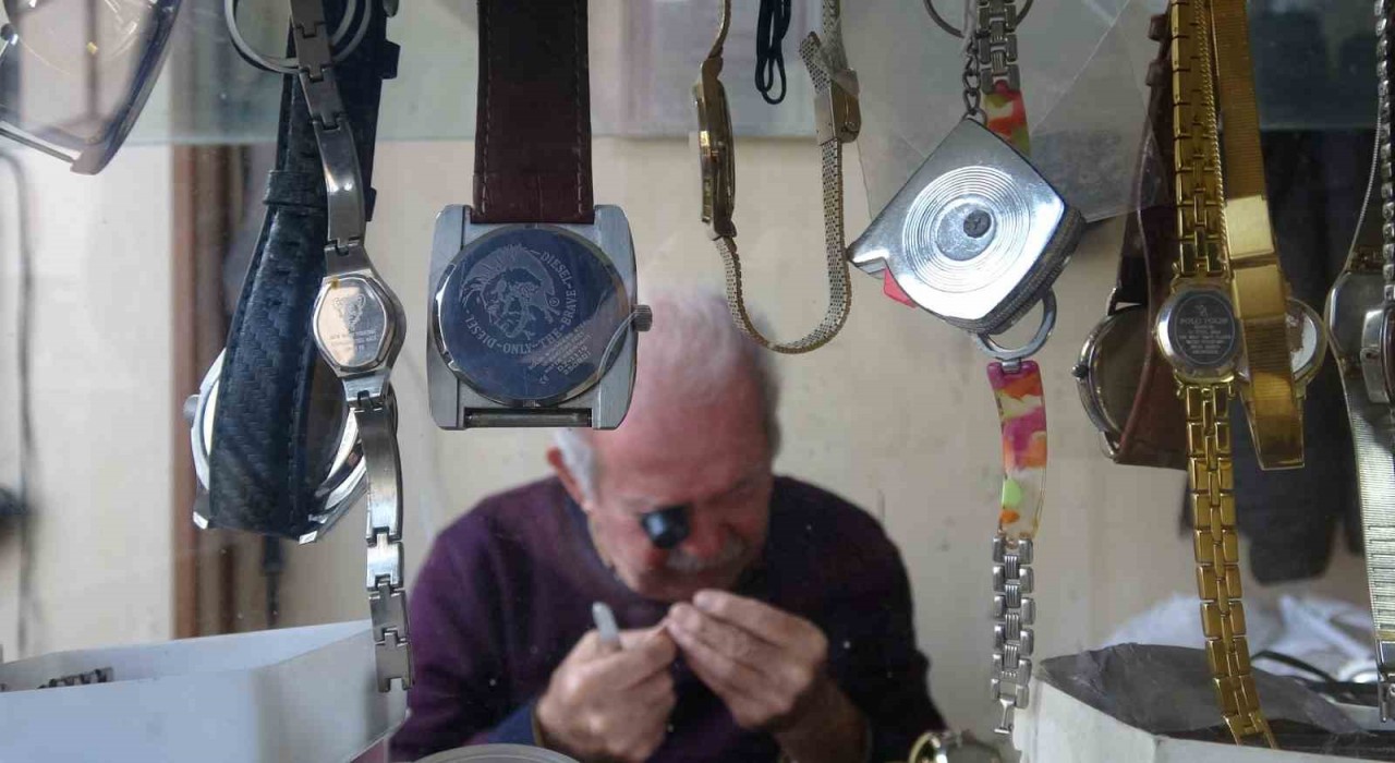 76 yaşındaki saat ustası, 61 yıldır zamana ayar veriyor