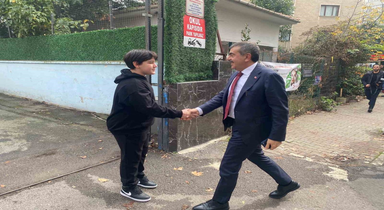 8inci sınıf öğrencisinin davetine Bakan Tekinden sürpriz ziyaret