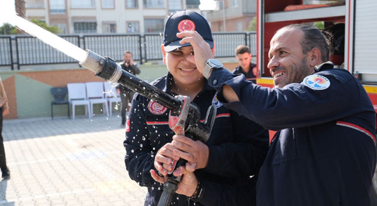 Adana Büyükşehir İtfaiyesi, Ahmet’in İtfaiyeci Olma Hayalini Gerçekleştirdi