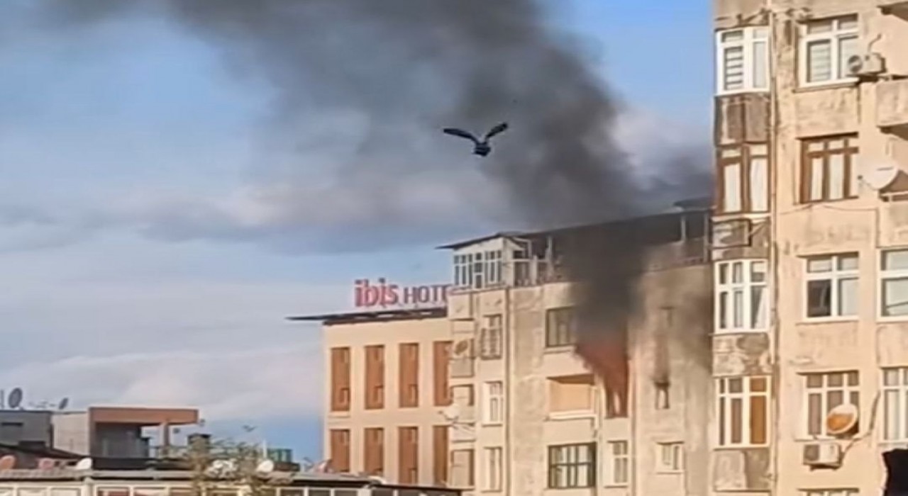 Adanada apartmanın 6. katında çıkan yangın söndürüldü