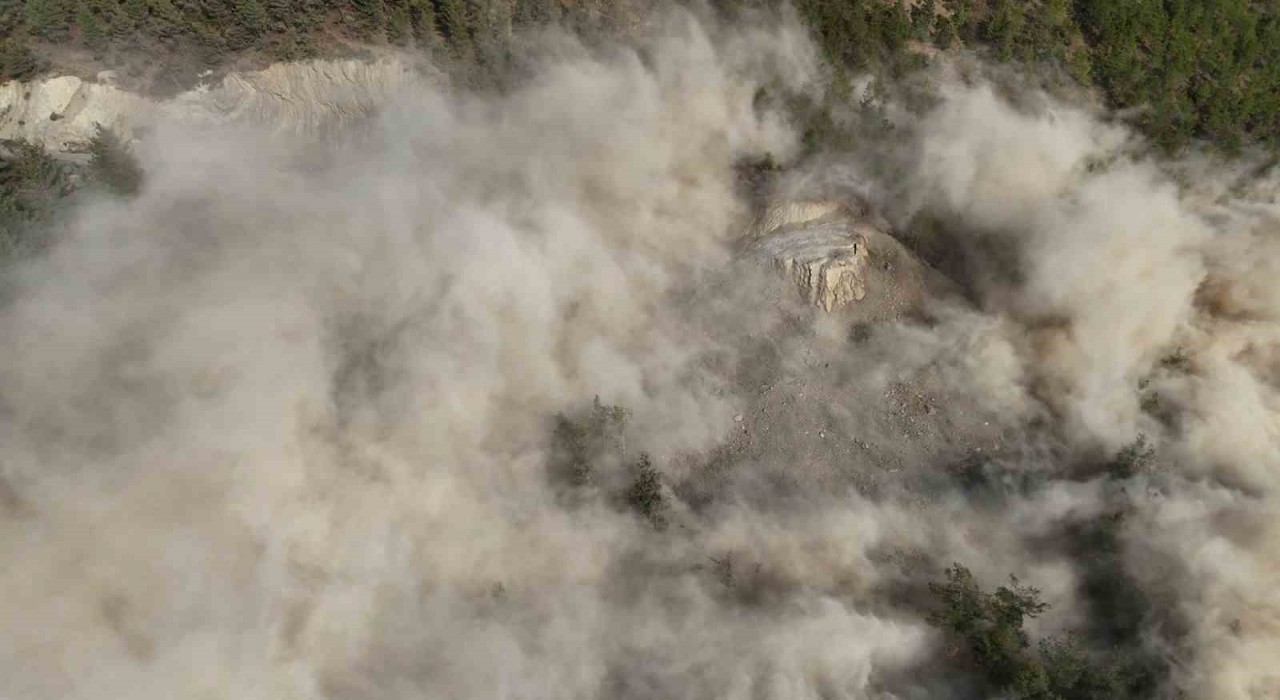Adanada yol yapım mücadelesi, patlama anı film sahnesini aratmadı