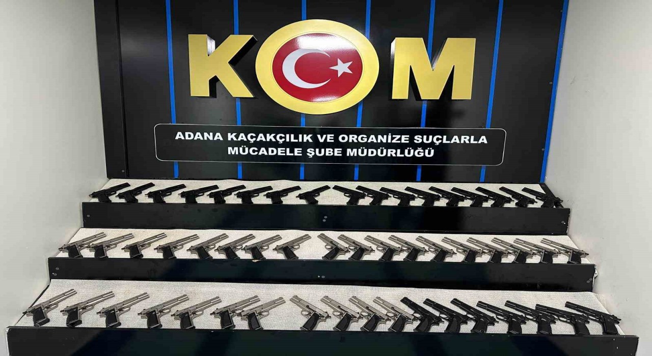 Adanadaki suç örgütlerine silah getiren 2 şüpheli tutuklandı: 53 tabanca ele geçirildi