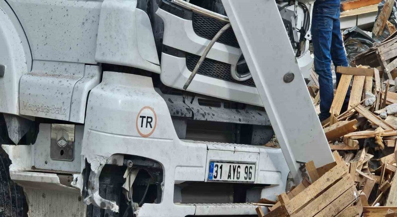 Adilcevazda tavuk eti yüklü tır kaza yaptı: Sürücü yaralandı, tavuklar çevreye dağıldı