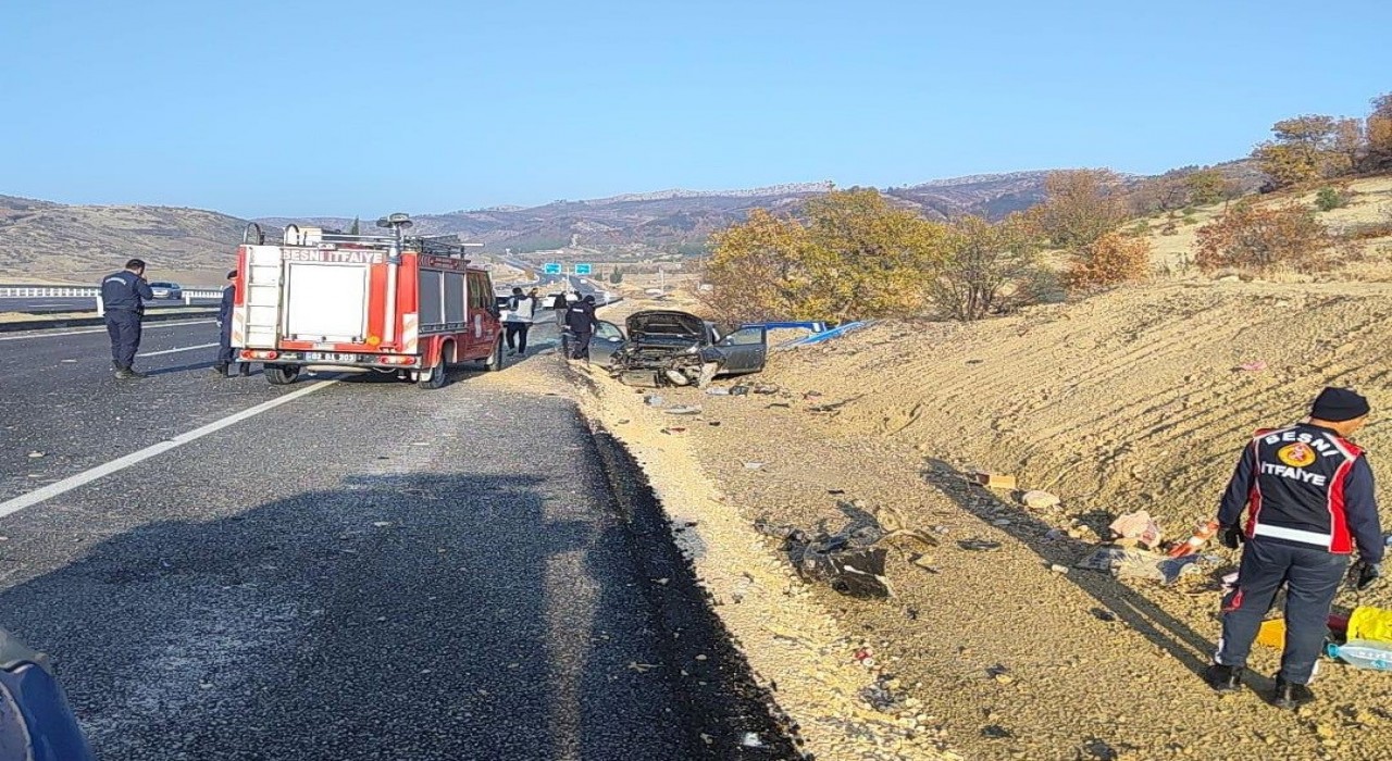 Adıyamanda otomobil şarampole yuvarlandı