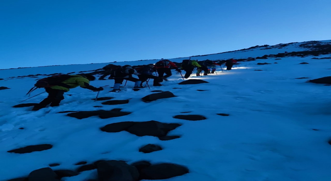 Ağrı Dağında kar altında zorlu tırmanış başladı