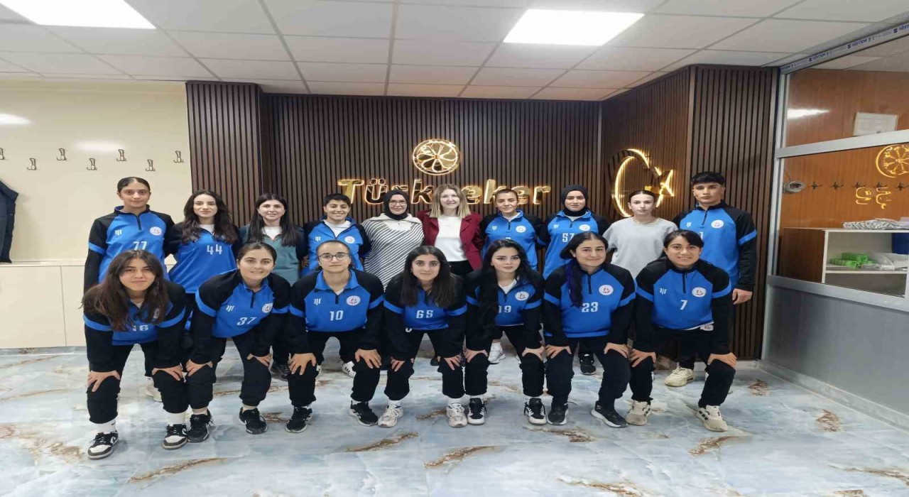 Ağrıda kadın futbol takımına moral yemeği