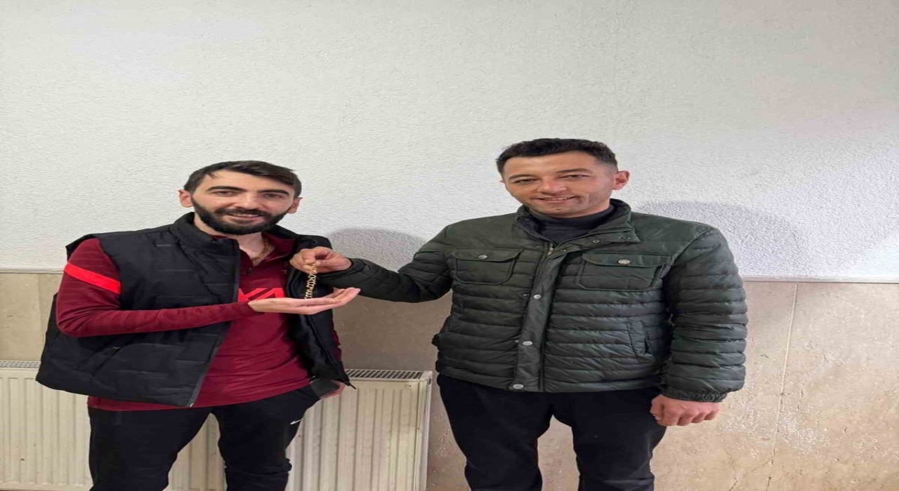 Ağrıda kaybolan altın bileklik jandarma personeli tarafından sahibine teslim edildi