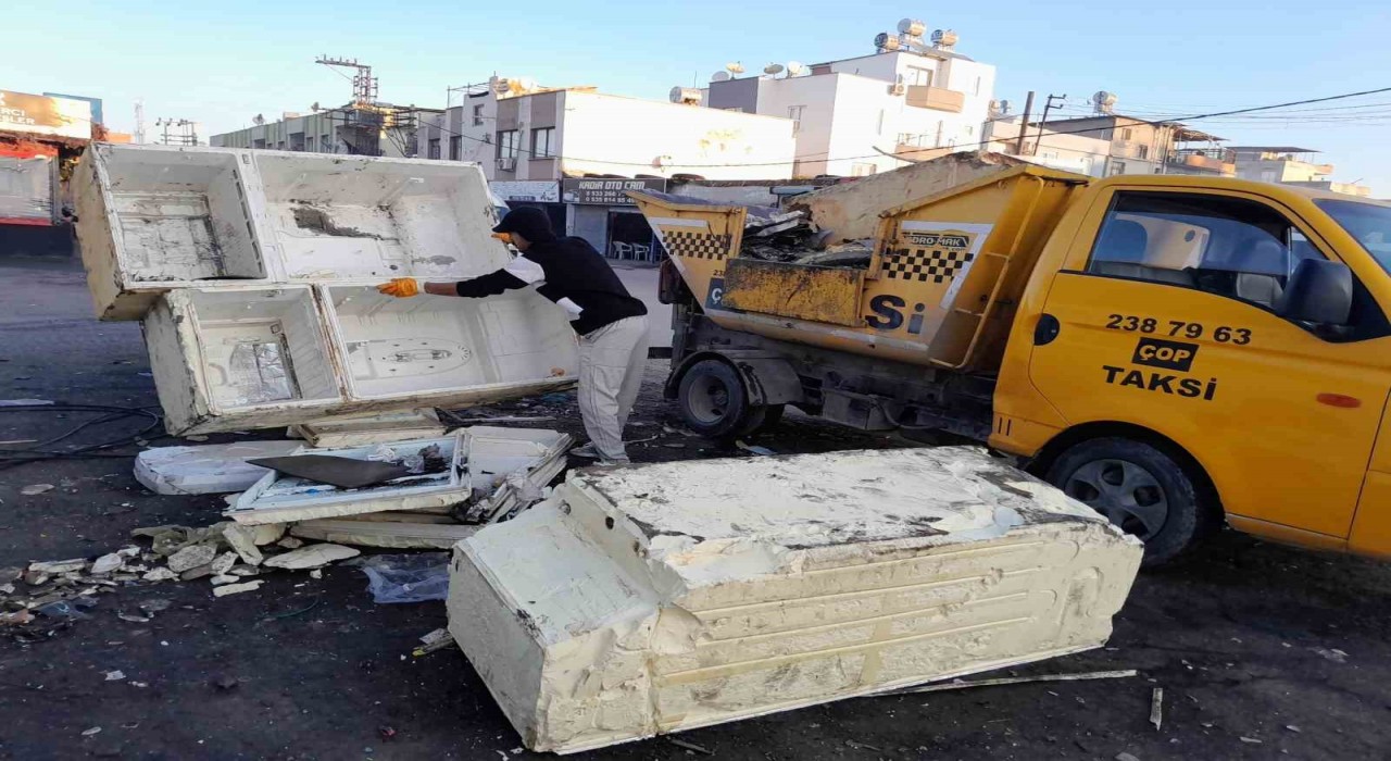 Akdenizin sokakları mobilya ve hurda atıklardan arındırılıyor