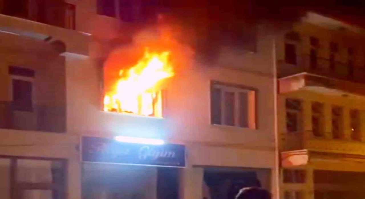 Aksarayda apartmanda çıkan yangın ekiplerce söndürüldü