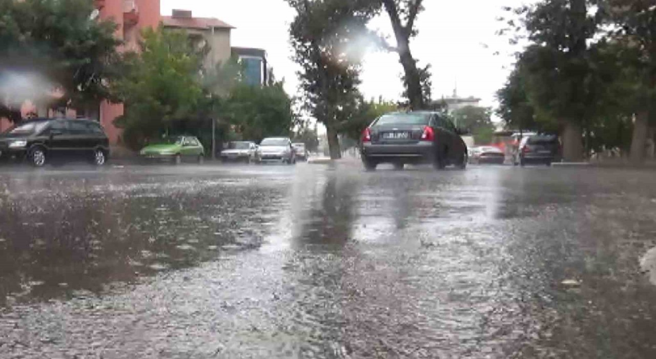 Aksarayda yağmur etkili oluyor