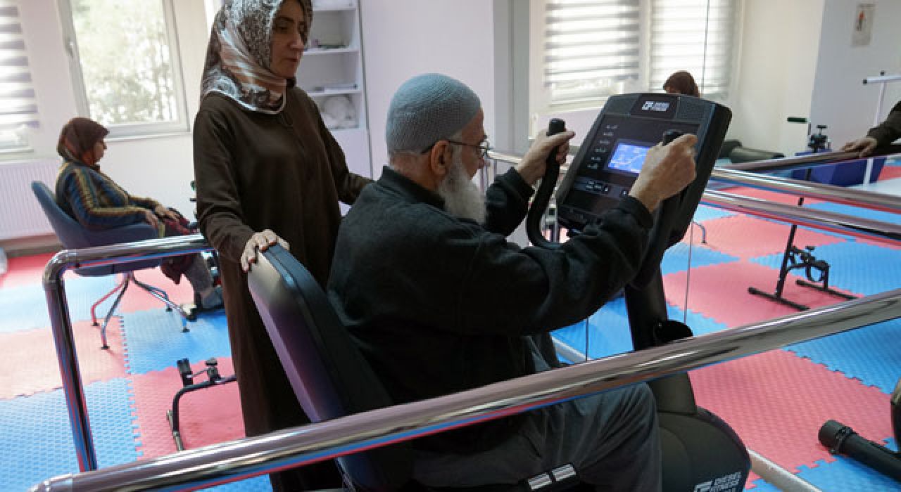 Aktif Yaşam Merkezi Yaşlılara Ücretsiz Sağlık ve Sosyal Hizmetler Sunuyor