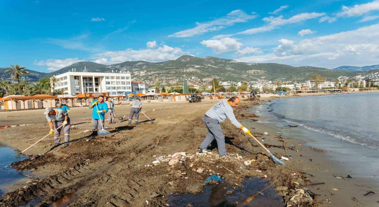 Alanyada yağışın izleri silinmeye çalışılıyor