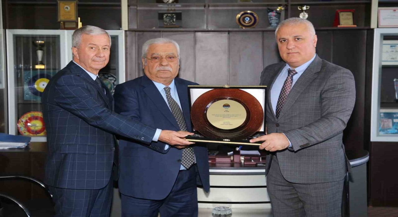 Alanyanın vergi rekortmenlerine plaket