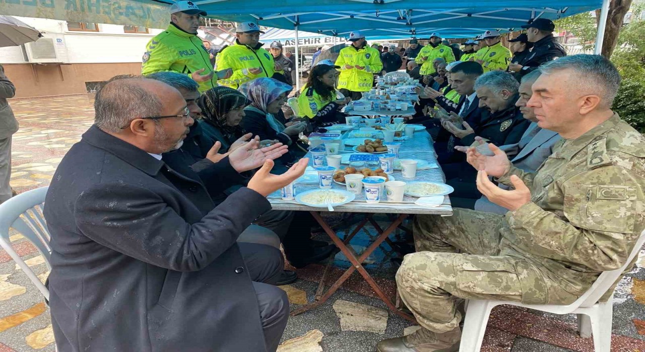 Alaşehirde şehit olan 2 polis memuru unutulmadı