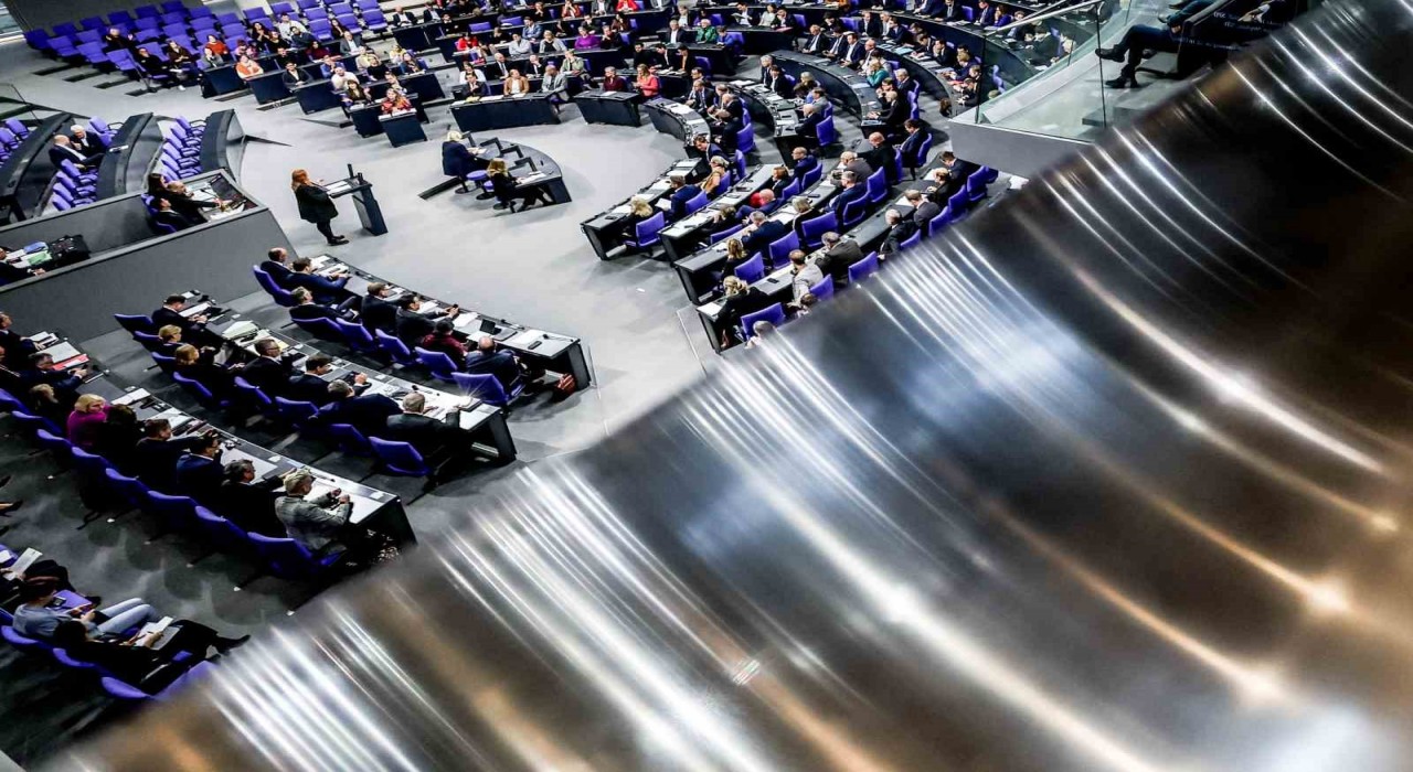 Almanyada Merze güvenoyu niteliğindeki emeklilik reformu Federal Meclisten kıl payı geçti