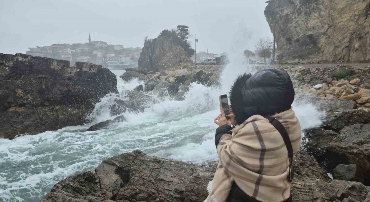 Amasrada dalga boyu 3 metreye ulaştı