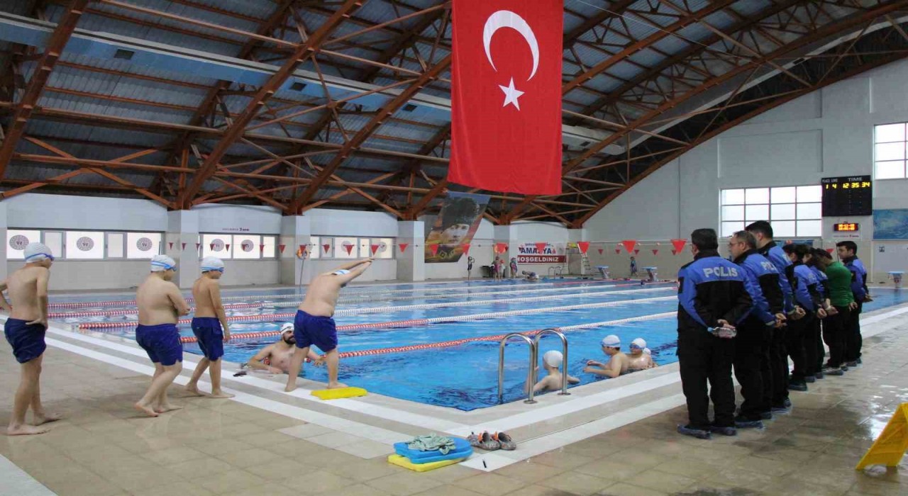 Amasyada anneler polisten yüzme kursu istedi: Bizim zamanımızda böyle imkan yoktu